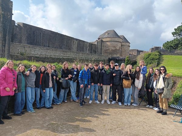 Französisch Austausch Brest Gruppenfoto vorm Schloss1 2024