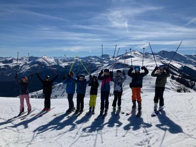 Nr. 4 Skifahrer in der Gruppe