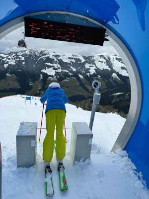 Nr. 5 Skifahrerin am Start